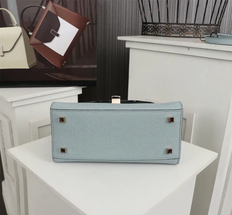 In stock👉Original small size light blue👉Valextra Valextra Iside, known as Italian Hermès, is one of the most representative designs of Valextra. There is no obvious logo, but the simple collective line design is very recognizable, full of architectural art, and shows a capable and intellectual style. It is made of imported palm-print lining cowhide, with up to five stitches of handwork, and the shiny oil edges test the skill of the craftsman. Small size: 22Cm